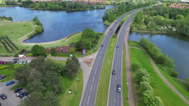 英国卡尔德科特湖和米尔顿凯恩斯市的高角度镜头 镜头拍摄于2023年5月5日 在美丽的晴天 用无人机摄像 — 图库视频影像