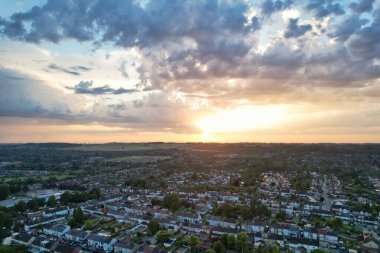 Gündoğumunda Luton City of England 'ın yüksek açılı görüntüsü Mavi Gökyüzünde dramatik bulutlar. Görüntü İHA 'nın Kamerasıyla 8 Temmuz 2023' te çekildi.