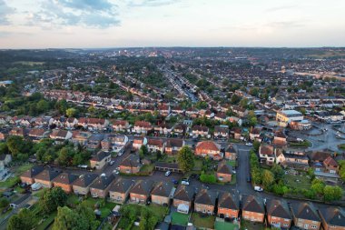 Gündoğumunda Luton City of England 'ın yüksek açılı görüntüsü Mavi Gökyüzünde dramatik bulutlar. Görüntü İHA 'nın Kamerasıyla 8 Temmuz 2023' te çekildi.