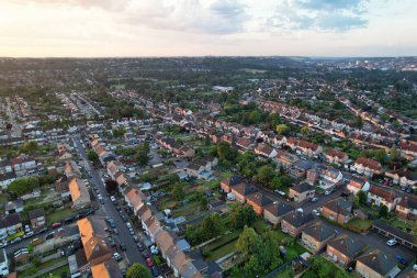 Gündoğumunda Luton City of England 'ın yüksek açılı görüntüsü Mavi Gökyüzünde dramatik bulutlar. Görüntü İHA 'nın Kamerasıyla 8 Temmuz 2023' te çekildi.