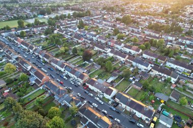 Gündoğumunda Luton City of England 'ın yüksek açılı görüntüsü Mavi Gökyüzünde dramatik bulutlar. Görüntü İHA 'nın Kamerasıyla 8 Temmuz 2023' te çekildi.
