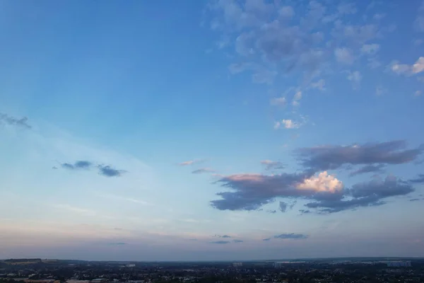 日出日落时的英格兰卢顿市高角景观 蓝天上空笼罩着戏剧性的云彩 图片拍摄于2023年7月8日 — 图库照片