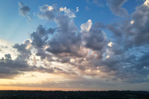 ブルースカイの上に劇的な雲と日の出の間にイングランドのルトン市の高い角度ビュー 2023年7月8日にドローンのカメラで撮影 — ストック写真