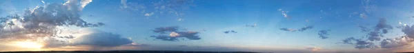 ブルースカイの上に劇的な雲と日の出の間にイングランドのルトン市の高い角度ビュー 2023年7月8日にドローンのカメラで撮影 — ストック写真