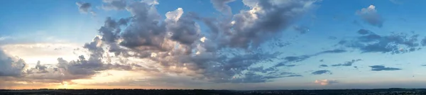 日出日落时的英格兰卢顿市高角景观 蓝天上空笼罩着戏剧性的云彩 图片拍摄于2023年7月8日 — 图库照片