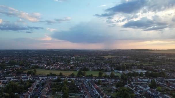 具有戏剧性云彩和蓝色天空的英格兰卢顿市的日出高角景观 镜头是在2023年7月8日用无人机拍摄的 — 图库视频影像