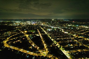 İngiltere 'nin Luton şehrinin yüksek açılı görüntüleri. Aydınlanmış Şehir Merkezi, 8 Temmuz 2023 'te İHA' nın Kamerasıyla yakalandı.