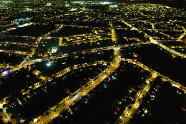 İngiltere 'nin Luton şehrinin yüksek açılı görüntüleri. Aydınlanmış Şehir Merkezi, 8 Temmuz 2023 'te İHA' nın Kamerasıyla yakalandı.