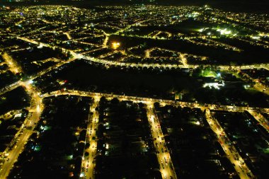 İngiltere 'nin Luton şehrinin yüksek açılı görüntüleri. Aydınlanmış Şehir Merkezi, 8 Temmuz 2023 'te İHA' nın Kamerasıyla yakalandı.