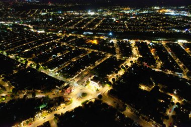 İngiltere 'nin Luton şehrinin yüksek açılı görüntüleri. Aydınlanmış Şehir Merkezi, 8 Temmuz 2023 'te İHA' nın Kamerasıyla yakalandı.