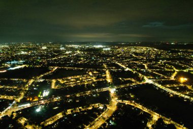 İngiltere 'nin Luton şehrinin yüksek açılı görüntüleri. Aydınlanmış Şehir Merkezi, 8 Temmuz 2023 'te İHA' nın Kamerasıyla yakalandı.