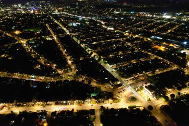 İngiltere 'nin Luton şehrinin yüksek açılı görüntüleri. Aydınlanmış Şehir Merkezi, 8 Temmuz 2023 'te İHA' nın Kamerasıyla yakalandı.