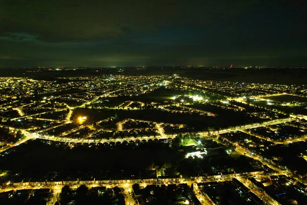 イングランド中央ルトン市の夜の高角度映像 ライトアップされたシティセンターは2023年7月8日の深夜にドローンのカメラで撮影されました — ストック写真