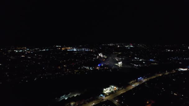 夜の間にイングランドのルトン市の住宅街の高角度映像 ライトアップされたシティセンターは 2023年7月8日の夜にドローンのカメラで撮影されました — ストック動画