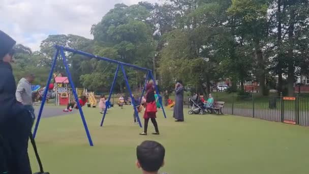 Χαριτωμένο Ασιατικό Πακιστανικό Αγοράκι Παίζει Στο Wardown Children Garden Park — Αρχείο Βίντεο