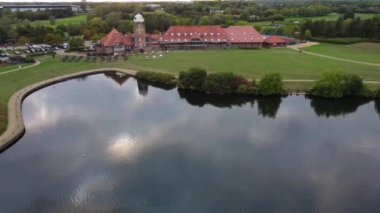 İngiltere, Milton Keynes - 21 Eylül 2022: Caldecotte Gölü üzerinde Günbatımı ve Bulutlar, İHA 'nın Kamerasıyla Görüntü