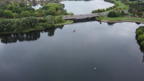イギリス ミルトン ケインズ 2022年9月21日 カルデコット湖の日没と雲 ドローンのカメラで撮影された映像 — ストック動画