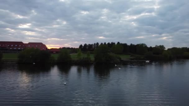 イギリス ミルトン ケインズ 2022年9月21日 カルデコット湖の日没と雲 ドローンのカメラで撮影された映像 — ストック動画