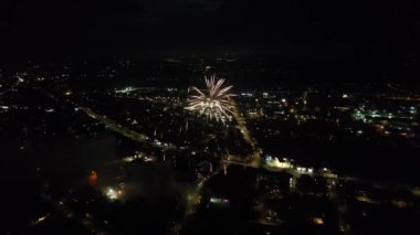 Gece Canlı Havai fişeklerin Güzel Görüntüsü