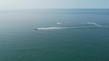BİRLİK KINGDOM, BOURNEMOUTH BEACH - 18 Temmuz 2022: Yaz Tatili. Yüksek açılı drone kamera görüntüsü. Yavaş Sahil ve Tekne Hareketi 