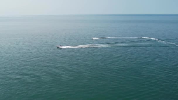 イギリス ボーンマスビーチ 2022年7月18日 夏休み 高角度ドローンカメラビュー ビーチとボートのスローモーション — ストック動画