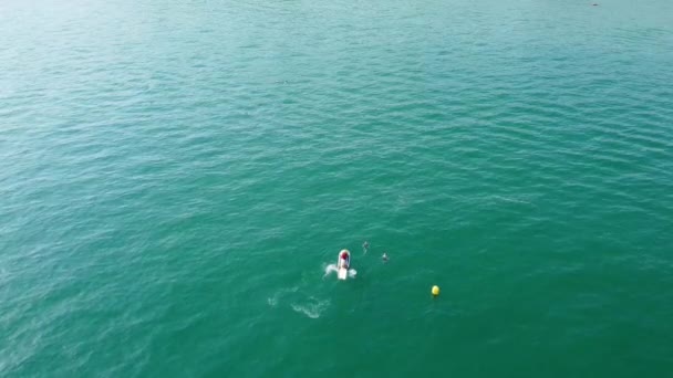 イギリス ボーンマスビーチ 2022年7月18日 夏休み 高角度ドローンカメラビュー ビーチとボートのスローモーション — ストック動画