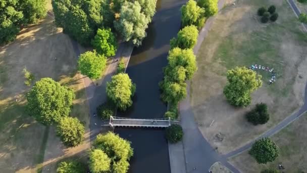 英国卢顿 公园中的湖泊 桥梁和水鸟的航拍图 — 图库视频影像