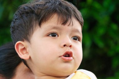 Şirin Asyalı Pakistanlı Bebek İngiltere 'nin Luton şehrindeki Home Garden' da oynuyor. Görüntü 3 Nisan 2023 'te çekildi.