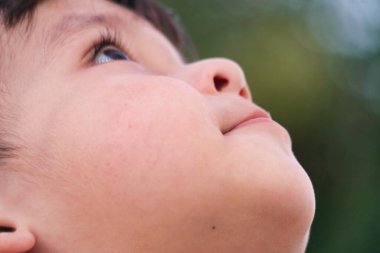 Şirin Asyalı Pakistanlı Bebek İngiltere 'nin Luton şehrindeki Home Garden' da oynuyor. Görüntü 3 Nisan 2023 'te çekildi.