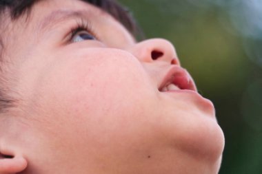 Şirin Asyalı Pakistanlı Bebek İngiltere 'nin Luton şehrindeki Home Garden' da oynuyor. Görüntü 3 Nisan 2023 'te çekildi.