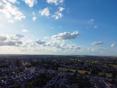 Günbatımında Luton City of England 'ın Yüksek Açılı Manzarası' nda Mavi Gökyüzünde Dramatik Bulutlar var. Görüntü İHA 'nın Kamerasıyla 9 Temmuz 2023' te çekildi.