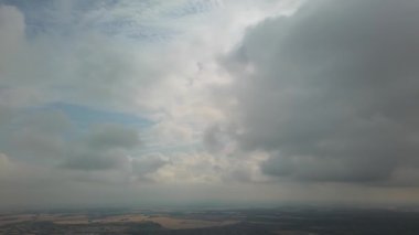 Gün batımında gökyüzündeki bulutların videosu