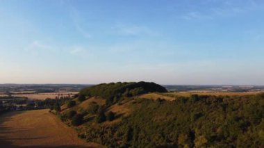 İngiliz Kırsal Alanı ve Tepeleri Yüksek Açı Görüntüsü. Görüntü, İngiltere 'nin başkenti İngiltere' nin başkenti Luton 'da bulunan Sharpenhoe Clappers' ta Drone 'un Kamerası ile kaydedildi.
