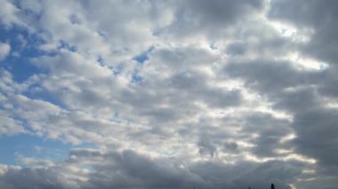 Yüksek Açılı Hızlı Yağmur ve Fırtına Bulutlarının Zaman Hızı Görüntüsü Şehrin Üzerinde