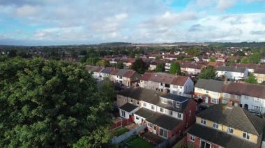Luton City 'nin üzerinde bulutlar olan Güzel Gökyüzü Yüksek Açı Manzarası. Görüntüler 9 Ağustos 2023 'te çekildi.