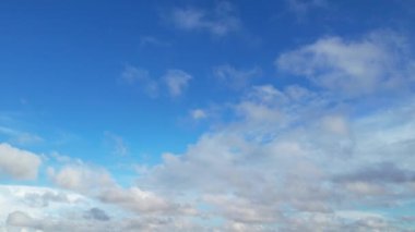 Luton City 'nin üzerinde bulutlar olan Güzel Gökyüzü Yüksek Açı Manzarası. Görüntüler 9 Ağustos 2023 'te çekildi.