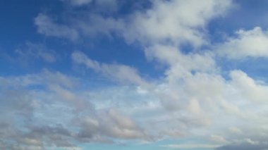 Luton City 'nin üzerinde bulutlar olan Güzel Gökyüzü Yüksek Açı Manzarası. Görüntüler 9 Ağustos 2023 'te çekildi.