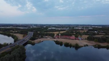İngiltere 'nin Caldecotte Gölü ve Milton Keynes şehrinin akşam görüntüleri. Görüntüler 15 Ağustos 2022 'de Drone' un Kamerasıyla çekildi.  
