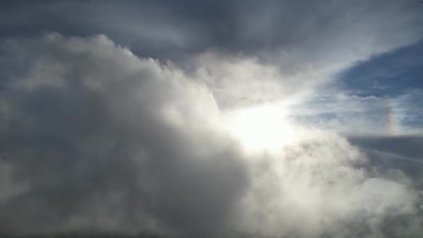 ルトンシティの上に雲と美しい空の高角度ビュー 撮影は2023年8月9日 — ストック動画