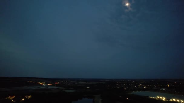 英国卡尔德科特湖和米尔顿凯恩斯市的夜景 拍摄于2022年8月15日 带有无人机摄像头 — 图库视频影像