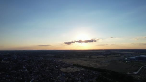 イギリスの高速道路の空中映像ロンドンのためのM1のジャンクション10ルトン空港とイギリスのルトンタウンの市内中心部 撮影は2022年8月8日 — ストック動画