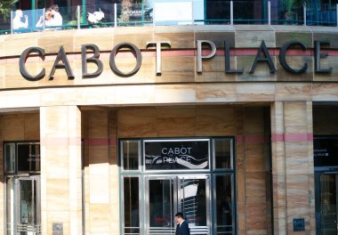 Londra, İngiltere, Birleşik Krallık - 8 Haziran 2023: Londra 'daki Canary Wharf' taki insanlar 