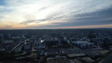 Luton, İngiltere, İngiltere - 20 Ocak 2023: Luton Şehri üzerinde Günbatımı ve Bulutlar, Zaman Hızı