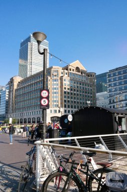 Londra, İngiltere, Birleşik Krallık - 8 Haziran 2023: Londra 'daki Canary Wharf' taki insanlar 