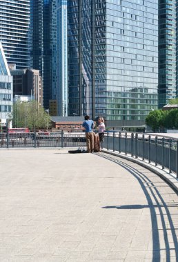 Londra, İngiltere, Birleşik Krallık - 8 Haziran 2023: Londra 'daki Canary Wharf' taki insanlar 