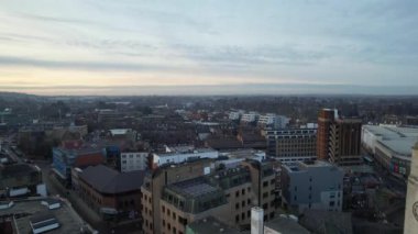 Luton, İngiltere, İngiltere - 20 Ocak 2023: Luton Şehri üzerinde Günbatımı ve Bulutlar, Zaman Hızı