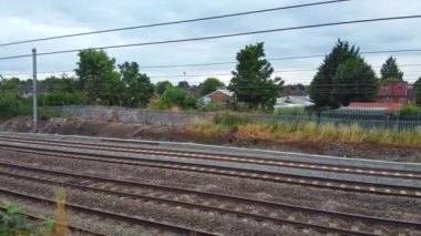 Luton, İngiltere, İngiltere - 22 Temmuz 2022: Leagrave istasyonundaki tren raylarının hava görüntüsü 