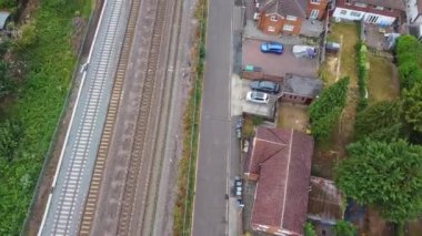 Luton, İngiltere, İngiltere - 22 Temmuz 2022: Leagrave istasyonundaki tren raylarının hava görüntüsü 