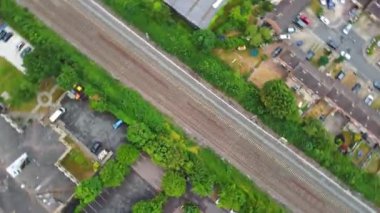 İngiltere, Luton - 22 Temmuz 2022: Luton İngiltere İngiliz Şehir Merkezi 'nin Tren İstasyonu ve Treni Pistte