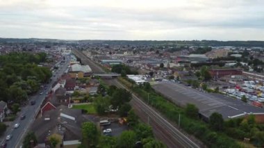 İngiltere, Luton - 22 Temmuz 2022: Luton İngiltere İngiliz Şehir Merkezi 'nin Tren İstasyonu ve Treni Pistte